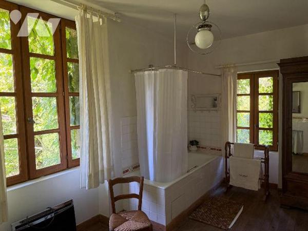 A VENDRE à ALLY (Cantal), dans un parc arboré de 2.565m², une magnifique maison de famille avec...