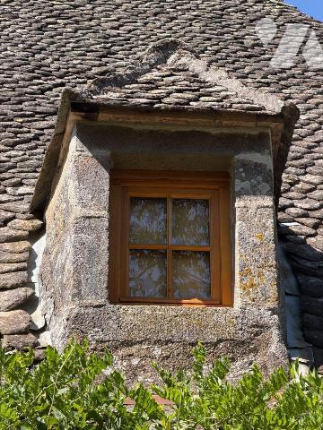 A VENDRE à ALLY (Cantal), dans un parc arboré de 2.565m², une magnifique maison de famille avec...