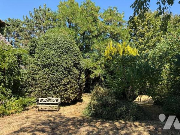 A VENDRE à ALLY (Cantal), dans un parc arboré de 2.565m², une magnifique maison de famille avec...