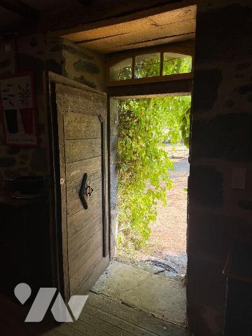 A VENDRE à ALLY (Cantal), dans un parc arboré de 2.565m², une magnifique maison de famille avec...