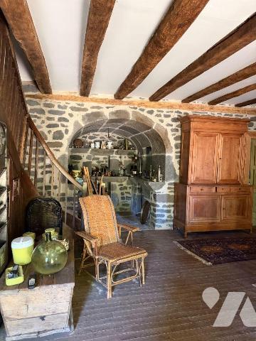 A VENDRE à ALLY (Cantal), dans un parc arboré de 2.565m², une magnifique maison de famille avec...