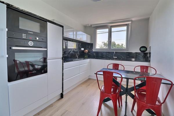 À vendre - Maison 2 appartements et avec cour, dépendances, partie louée , Trelaze