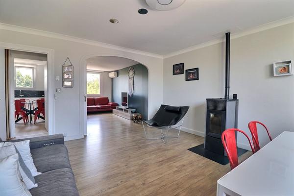 À vendre - Maison 2 appartements et avec cour, dépendances, partie louée , Trelaze