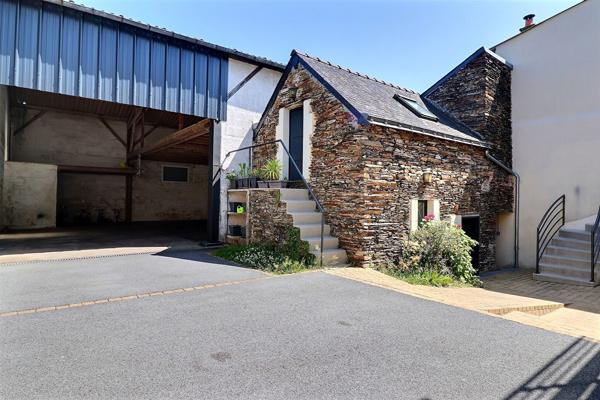 À vendre - Maison 2 appartements et avec cour, dépendances, partie louée , Trelaze