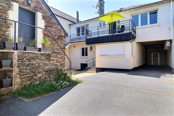 À vendre - Maison 2 appartements et avec cour, dépendances, partie louée , Trelaze