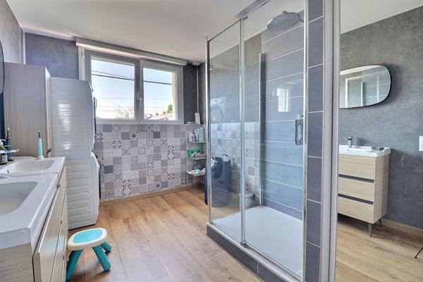 À vendre - Maison 2 appartements et avec cour, dépendances, partie louée , Trelaze