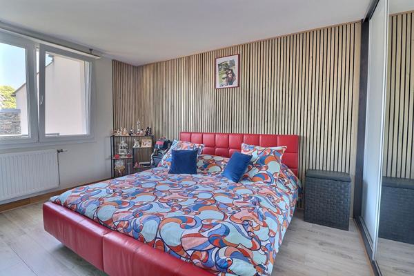 À vendre - Maison 2 appartements et avec cour, dépendances, partie louée , Trelaze