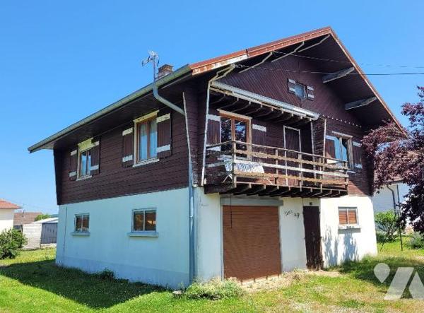 Située au coeur de Valdahon, cette maison à usage d'habitation offre un cadre de vie agréable e...