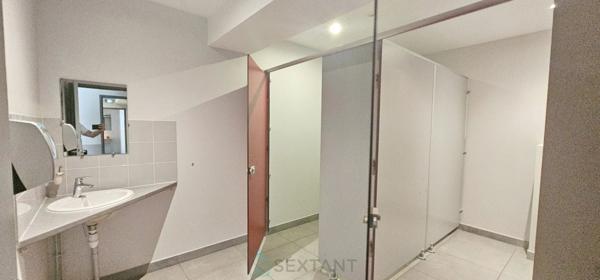 Bâtiment commercial d’exception – Deux niveaux – Prestations haut de gamme