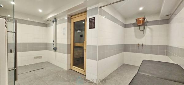 Bâtiment commercial d’exception – Deux niveaux – Prestations haut de gamme