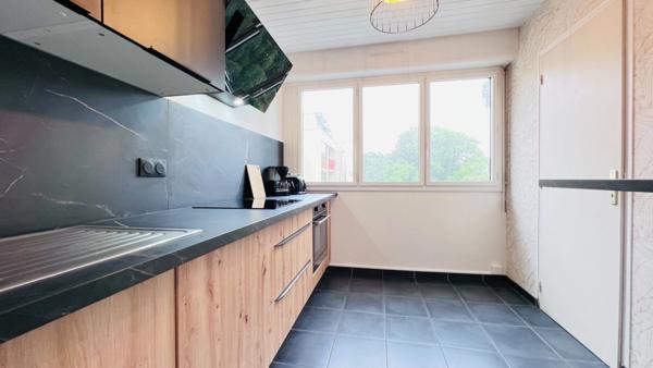 Dpt Finistère (29), A vendre QUIMPER Ouest, Appartement type 4 de 77 m² habitable avec deux balcons - Cave.