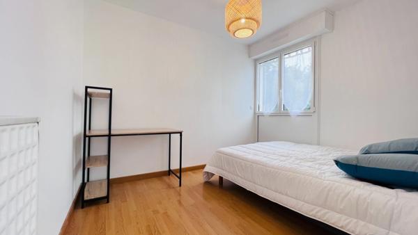 Dpt Finistère (29), A vendre QUIMPER Ouest, Appartement type 4 de 77 m² habitable avec deux balcons - Cave.