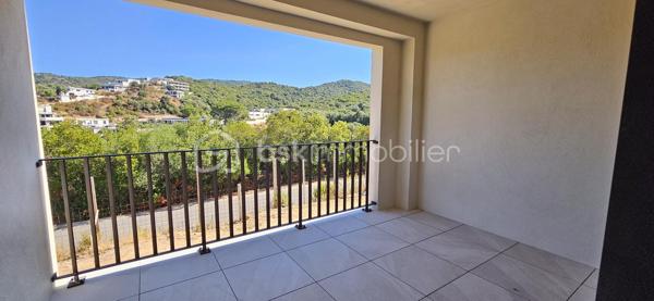 Baisse de prix… ! Corse - Rive sud d’Ajaccio à Pietrosella- Résidence ORZIOLO 2. Appartement neuf T3 de 71 m2 + terrasse loggia de 10 m2, situé à 3 km de la mer. et proche des commerces… !

Ventes Corse Rive sud d’Ajaccio à Pietrosella- BSK Immobilier vous propose dans une résidence de standing de 6 logements à usage d’habitation idéalement situé, à 3 km de la mer et proche des commerces, disposant d’une jolie vue dégagée.

Lot A04 / Un appartement neuf de type T3 de 71 m2 + terrasse loggia de 10 m2.
Il est situé au premier étage, localisation façade à droite.

 Ce logement offre tout le confort, il comprend une pièce de vie permettant d’accueillir un salon et séjour spacieux et une cuisine ouverte aménagée, deux chambres, une salle d’eau, un WC séparé et une buanderie. Une loggia de 10 m2 offre un réel  confort supplémentaire.

Équipements intérieurs de qualité fournis : Chauffage - climatisation, ballon thermodynamique, volets roulants alu électriques, grandes douches avec parois vitrées et WC suspendus. Les menuiseries extérieures sont en alu et en double vitrage, les baies vitrées font entre 3 et 4 mètres avec une hauteur de 2.25m ce qui offre une belle luminosité dans les pièces.

En conclusion cette configuration représente un espace habitable privilégié de 71 m2 disposant d’une loggia de 10 m2 sont un véritable atout.
Chaque logement dispose de deux places de stationnement à l’air libre.

Situé, à 3 km de la plage de Pietrosella et proche des commerces ; Pharmacies, alimentations, poste, tabac/presse à moins de 5 km .. et à 30 minutes de l’Aéroport d’Ajaccio Napoléon Bonaparte.

Dans le cadre des visites il vous sera demandé la présentation d'une pièce d’identité à chaque visiteur majeur, conformément à l’article L.561-5 du Code monétaire et financier. 

VENTE Corse Rive sud d’Ajaccio à Pietrosella- Lot A04 résidence ORZIOLO 2.
Appartement T3 neuf de 71m2 + loggia de 10 m2; Prix 339 000 euros, honoraires charge vendeur inclus - réf. 194643 BSK Immobilier - DOMINIQUE LARROCHE – 06 28 04 74 47 - Agent Commercial - RSAC N° 378 428 684 - Ville du greffe : AJACCIO -