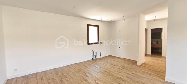 Baisse de prix… ! Corse - Rive sud d’Ajaccio à Pietrosella- Résidence ORZIOLO 2. Appartement neuf T3 de 71 m2 + terrasse loggia de 10 m2, situé à 3 km de la mer. et proche des commerces… !

Ventes Corse Rive sud d’Ajaccio à Pietrosella- BSK Immobilier vous propose dans une résidence de standing de 6 logements à usage d’habitation idéalement situé, à 3 km de la mer et proche des commerces, disposant d’une jolie vue dégagée.

Lot A04 / Un appartement neuf de type T3 de 71 m2 + terrasse loggia de 10 m2.
Il est situé au premier étage, localisation façade à droite.

 Ce logement offre tout le confort, il comprend une pièce de vie permettant d’accueillir un salon et séjour spacieux et une cuisine ouverte aménagée, deux chambres, une salle d’eau, un WC séparé et une buanderie. Une loggia de 10 m2 offre un réel  confort supplémentaire.

Équipements intérieurs de qualité fournis : Chauffage - climatisation, ballon thermodynamique, volets roulants alu électriques, grandes douches avec parois vitrées et WC suspendus. Les menuiseries extérieures sont en alu et en double vitrage, les baies vitrées font entre 3 et 4 mètres avec une hauteur de 2.25m ce qui offre une belle luminosité dans les pièces.

En conclusion cette configuration représente un espace habitable privilégié de 71 m2 disposant d’une loggia de 10 m2 sont un véritable atout.
Chaque logement dispose de deux places de stationnement à l’air libre.

Situé, à 3 km de la plage de Pietrosella et proche des commerces ; Pharmacies, alimentations, poste, tabac/presse à moins de 5 km .. et à 30 minutes de l’Aéroport d’Ajaccio Napoléon Bonaparte.

Dans le cadre des visites il vous sera demandé la présentation d'une pièce d’identité à chaque visiteur majeur, conformément à l’article L.561-5 du Code monétaire et financier. 

VENTE Corse Rive sud d’Ajaccio à Pietrosella- Lot A04 résidence ORZIOLO 2.
Appartement T3 neuf de 71m2 + loggia de 10 m2; Prix 339 000 euros, honoraires charge vendeur inclus - réf. 194643 BSK Immobilier - DOMINIQUE LARROCHE – 06 28 04 74 47 - Agent Commercial - RSAC N° 378 428 684 - Ville du greffe : AJACCIO -