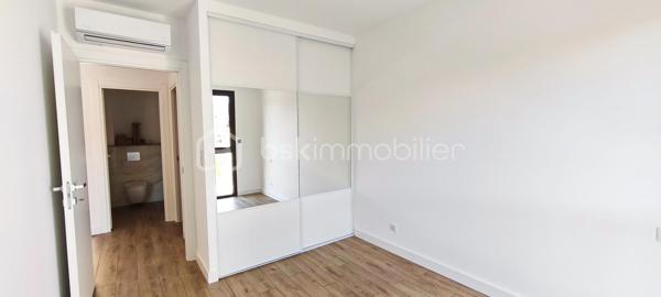 Baisse de prix… ! Corse - Rive sud d’Ajaccio à Pietrosella- Résidence ORZIOLO 2. Appartement neuf T3 de 71 m2 + terrasse loggia de 10 m2, situé à 3 km de la mer. et proche des commerces… !

Ventes Corse Rive sud d’Ajaccio à Pietrosella- BSK Immobilier vous propose dans une résidence de standing de 6 logements à usage d’habitation idéalement situé, à 3 km de la mer et proche des commerces, disposant d’une jolie vue dégagée.

Lot A04 / Un appartement neuf de type T3 de 71 m2 + terrasse loggia de 10 m2.
Il est situé au premier étage, localisation façade à droite.

 Ce logement offre tout le confort, il comprend une pièce de vie permettant d’accueillir un salon et séjour spacieux et une cuisine ouverte aménagée, deux chambres, une salle d’eau, un WC séparé et une buanderie. Une loggia de 10 m2 offre un réel  confort supplémentaire.

Équipements intérieurs de qualité fournis : Chauffage - climatisation, ballon thermodynamique, volets roulants alu électriques, grandes douches avec parois vitrées et WC suspendus. Les menuiseries extérieures sont en alu et en double vitrage, les baies vitrées font entre 3 et 4 mètres avec une hauteur de 2.25m ce qui offre une belle luminosité dans les pièces.

En conclusion cette configuration représente un espace habitable privilégié de 71 m2 disposant d’une loggia de 10 m2 sont un véritable atout.
Chaque logement dispose de deux places de stationnement à l’air libre.

Situé, à 3 km de la plage de Pietrosella et proche des commerces ; Pharmacies, alimentations, poste, tabac/presse à moins de 5 km .. et à 30 minutes de l’Aéroport d’Ajaccio Napoléon Bonaparte.

Dans le cadre des visites il vous sera demandé la présentation d'une pièce d’identité à chaque visiteur majeur, conformément à l’article L.561-5 du Code monétaire et financier. 

VENTE Corse Rive sud d’Ajaccio à Pietrosella- Lot A04 résidence ORZIOLO 2.
Appartement T3 neuf de 71m2 + loggia de 10 m2; Prix 339 000 euros, honoraires charge vendeur inclus - réf. 194643 BSK Immobilier - DOMINIQUE LARROCHE – 06 28 04 74 47 - Agent Commercial - RSAC N° 378 428 684 - Ville du greffe : AJACCIO -