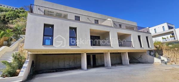 Baisse de prix… ! Corse - Rive sud d’Ajaccio à Pietrosella- Résidence ORZIOLO 2. Appartement neuf T3 de 71 m2 + terrasse loggia de 10 m2, situé à 3 km de la mer. et proche des commerces… !

Ventes Corse Rive sud d’Ajaccio à Pietrosella- BSK Immobilier vous propose dans une résidence de standing de 6 logements à usage d’habitation idéalement situé, à 3 km de la mer et proche des commerces, disposant d’une jolie vue dégagée.

Lot A04 / Un appartement neuf de type T3 de 71 m2 + terrasse loggia de 10 m2.
Il est situé au premier étage, localisation façade à droite.

 Ce logement offre tout le confort, il comprend une pièce de vie permettant d’accueillir un salon et séjour spacieux et une cuisine ouverte aménagée, deux chambres, une salle d’eau, un WC séparé et une buanderie. Une loggia de 10 m2 offre un réel  confort supplémentaire.

Équipements intérieurs de qualité fournis : Chauffage - climatisation, ballon thermodynamique, volets roulants alu électriques, grandes douches avec parois vitrées et WC suspendus. Les menuiseries extérieures sont en alu et en double vitrage, les baies vitrées font entre 3 et 4 mètres avec une hauteur de 2.25m ce qui offre une belle luminosité dans les pièces.

En conclusion cette configuration représente un espace habitable privilégié de 71 m2 disposant d’une loggia de 10 m2 sont un véritable atout.
Chaque logement dispose de deux places de stationnement à l’air libre.

Situé, à 3 km de la plage de Pietrosella et proche des commerces ; Pharmacies, alimentations, poste, tabac/presse à moins de 5 km .. et à 30 minutes de l’Aéroport d’Ajaccio Napoléon Bonaparte.

Dans le cadre des visites il vous sera demandé la présentation d'une pièce d’identité à chaque visiteur majeur, conformément à l’article L.561-5 du Code monétaire et financier. 

VENTE Corse Rive sud d’Ajaccio à Pietrosella- Lot A04 résidence ORZIOLO 2.
Appartement T3 neuf de 71m2 + loggia de 10 m2; Prix 339 000 euros, honoraires charge vendeur inclus - réf. 194643 BSK Immobilier - DOMINIQUE LARROCHE – 06 28 04 74 47 - Agent Commercial - RSAC N° 378 428 684 - Ville du greffe : AJACCIO -
