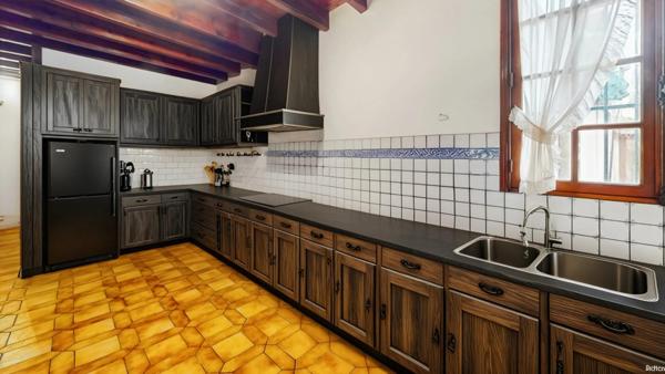 Maison de 9 pièces de 236 m² située à Valence.