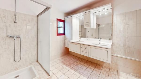 Maison de 9 pièces de 236 m² située à Valence.