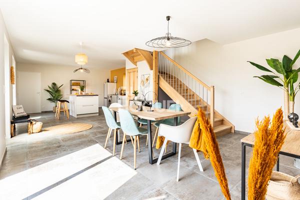 MAISON FAMILIALE RÉNOVÉE AVEC GRAND TERRAIN ET DÉPENDANCES (187 m²) en vente