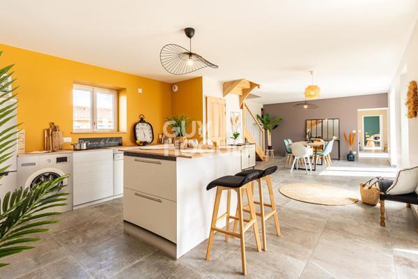 MAISON FAMILIALE RÉNOVÉE AVEC GRAND TERRAIN ET DÉPENDANCES (187 m²) en vente