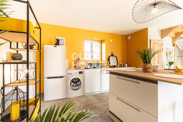 MAISON FAMILIALE RÉNOVÉE AVEC GRAND TERRAIN ET DÉPENDANCES (187 m²) en vente