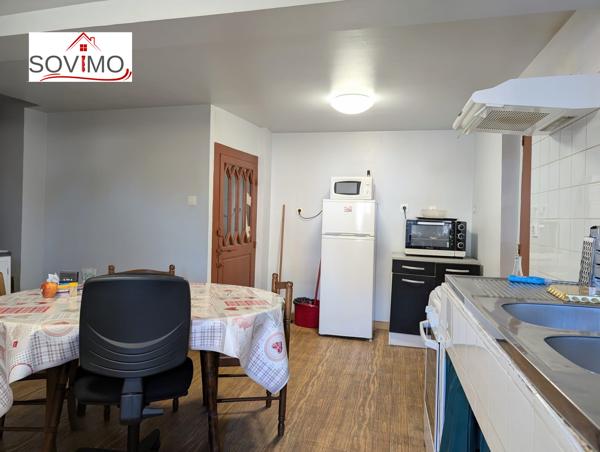 DANS UN JOLIE BOURG, IMMEUBLE LOUÉ AVEC LOCAL COMMERCIAL EN ACTIVITÉ