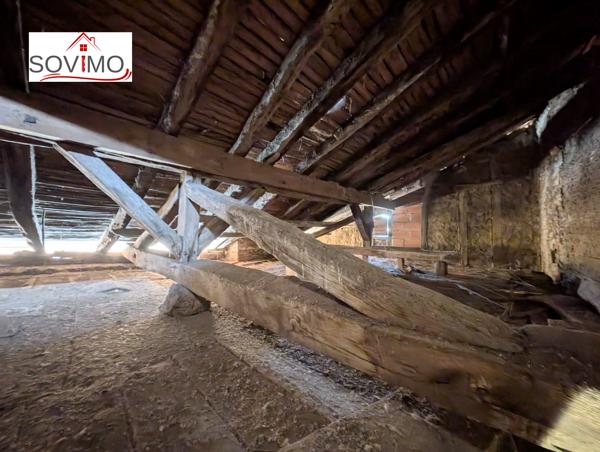 DANS UN JOLIE BOURG, IMMEUBLE LOUÉ AVEC LOCAL COMMERCIAL EN ACTIVITÉ