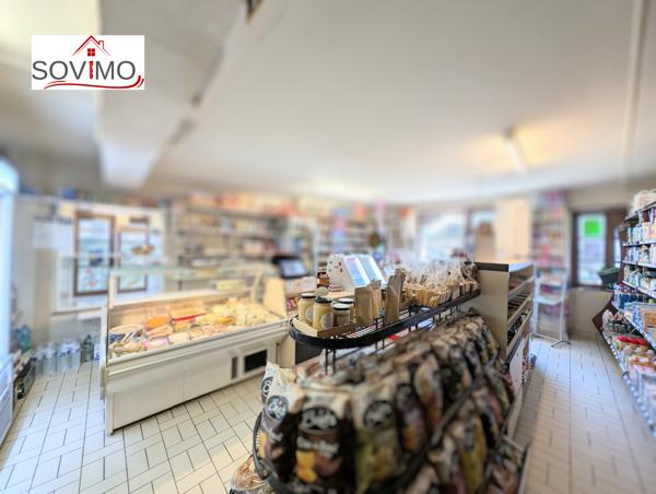 DANS UN JOLIE BOURG, IMMEUBLE LOUÉ AVEC LOCAL COMMERCIAL EN ACTIVITÉ