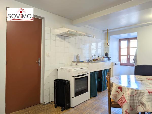 DANS UN JOLIE BOURG, IMMEUBLE LOUÉ AVEC LOCAL COMMERCIAL EN ACTIVITÉ