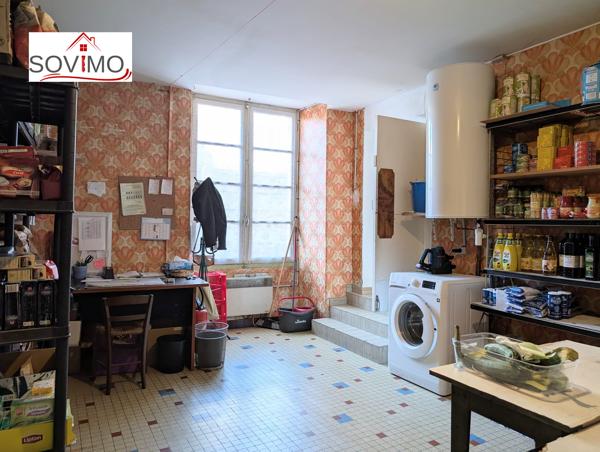 DANS UN JOLIE BOURG, IMMEUBLE LOUÉ AVEC LOCAL COMMERCIAL EN ACTIVITÉ