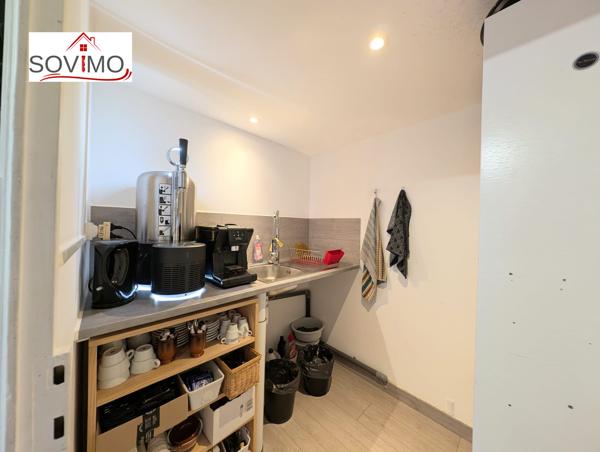 DANS UN JOLIE BOURG, IMMEUBLE LOUÉ AVEC LOCAL COMMERCIAL EN ACTIVITÉ