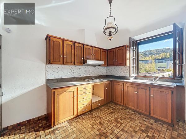 Viviez (12110) Maison avec potentiel sur deux niveaux – garage et stationnements – Vivier-Pont