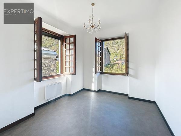 Viviez (12110) Maison avec potentiel sur deux niveaux – garage et stationnements – Vivier-Pont