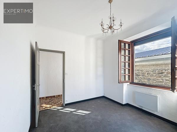 Viviez (12110) Maison avec potentiel sur deux niveaux – garage et stationnements – Vivier-Pont