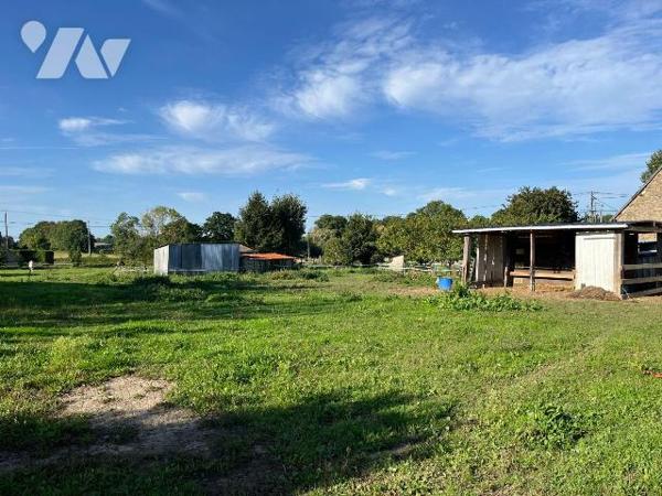 A vendre sur la commune de Le Val-Saint-Père, terrain à bâtir hors lotissement non viabilisé d'...