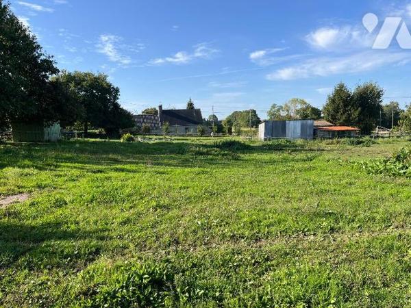 A vendre sur la commune de Le Val-Saint-Père, terrain à bâtir hors lotissement non viabilisé d'...