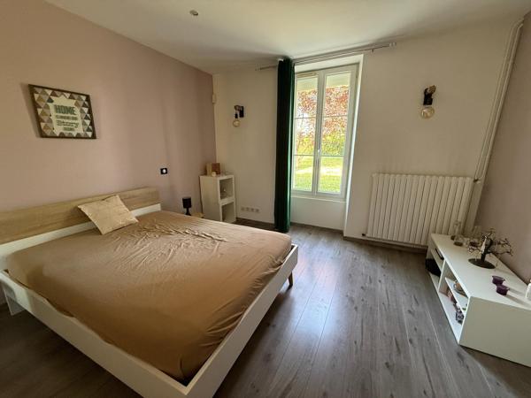 Batisse du 19 e Siécle rénovée avec Verger , piscine