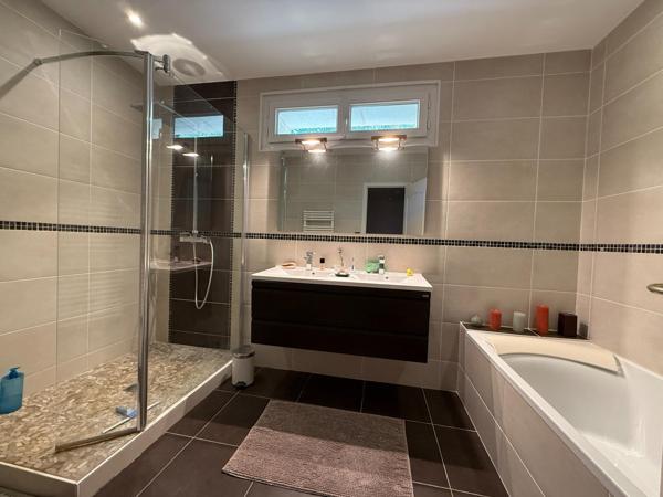 Batisse du 19 e Siécle rénovée avec Verger , piscine