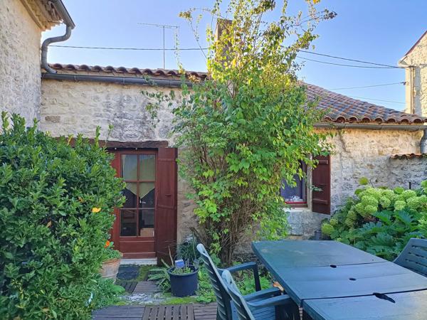 Magnifique maison en pierre sur la commune de Le Gua (Dercie)