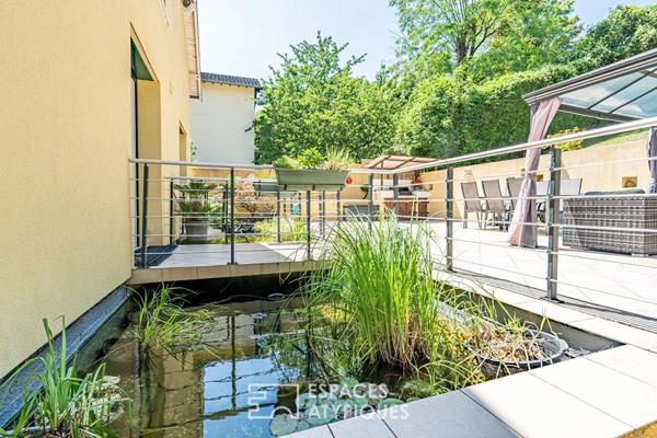 Maison avec bassin, terrasse et jardin