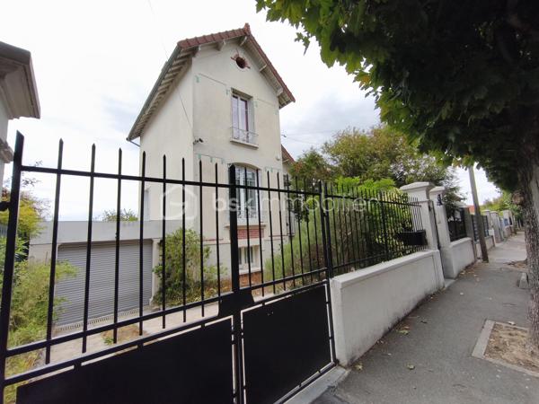 Description
MAISON INDIVIDUELLE - 2 chambres - Plus Studio indépendant . TERRAIN 480 M²
BSK IMMOBILIER Mr COULONGEAT WILLIAM VOUS PROPOSE EN EXCLUSIVITE

Dans un secteur résidentiel recherché de Champs-sur-Marne, découvrez cette maison individuelle édifiée sur un magnifique terrain arboré de 477 m², offrant un cadre de vie paisible et verdoyant.
Dès l'entrée, vous serez séduits par ses beaux volumes et son fort potentiel.
Le rez-de-jardin comprend une vaste entrée avec de nombreux rangements, Un Beau Studio indépendant avec sa salle d'eau privative et WC, une buanderie ainsi qu'un garage de 25 m².
À l'étage principal, baigné de lumière, vous profiterez d'un agréable double séjour traversant de plus de 23 m² avec possibilité de créer une terrasse. Une cuisine indépendante  aménagée et équipée , un toilette .
A l'étage supérieur  L'espace nuit se compose de deux grandes chambres  ainsi qu'une salle de bains et douche , et toilette
À l'extérieur, le jardin arboré offre un véritable écrin de verdure à l'abri des regards. Une dépendance un espace de stockage selon vos besoins.
Les +++ : Maison individuelle, Maison saine et entretenue.
Fort potentiel d'aménagement.
Une belle opportunité pour les familles à la recherche d'espace, de verdure et d'un cadre de vie privilégié à proximité des commodités et des bords de Marne.
A moins de 10 min à pied du centre villes avec tous les commerces, 10 min à pied des bords de marne et proximité des écoles.
Transport bus direct gare Noisy champs 10 minutes
Taxes Foncières 1361
Vidéo sur demande