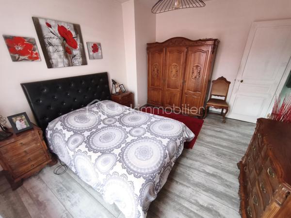 Description
MAISON INDIVIDUELLE - 2 chambres - Plus Studio indépendant . TERRAIN 480 M²
BSK IMMOBILIER Mr COULONGEAT WILLIAM VOUS PROPOSE EN EXCLUSIVITE

Dans un secteur résidentiel recherché de Champs-sur-Marne, découvrez cette maison individuelle édifiée sur un magnifique terrain arboré de 477 m², offrant un cadre de vie paisible et verdoyant.
Dès l'entrée, vous serez séduits par ses beaux volumes et son fort potentiel.
Le rez-de-jardin comprend une vaste entrée avec de nombreux rangements, Un Beau Studio indépendant avec sa salle d'eau privative et WC, une buanderie ainsi qu'un garage de 25 m².
À l'étage principal, baigné de lumière, vous profiterez d'un agréable double séjour traversant de plus de 23 m² avec possibilité de créer une terrasse. Une cuisine indépendante  aménagée et équipée , un toilette .
A l'étage supérieur  L'espace nuit se compose de deux grandes chambres  ainsi qu'une salle de bains et douche , et toilette
À l'extérieur, le jardin arboré offre un véritable écrin de verdure à l'abri des regards. Une dépendance un espace de stockage selon vos besoins.
Les +++ : Maison individuelle, Maison saine et entretenue.
Fort potentiel d'aménagement.
Une belle opportunité pour les familles à la recherche d'espace, de verdure et d'un cadre de vie privilégié à proximité des commodités et des bords de Marne.
A moins de 10 min à pied du centre villes avec tous les commerces, 10 min à pied des bords de marne et proximité des écoles.
Transport bus direct gare Noisy champs 10 minutes
Taxes Foncières 1361
Vidéo sur demande