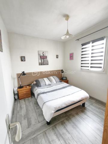 Description
MAISON INDIVIDUELLE - 2 chambres - Plus Studio indépendant . TERRAIN 480 M²
BSK IMMOBILIER Mr COULONGEAT WILLIAM VOUS PROPOSE EN EXCLUSIVITE

Dans un secteur résidentiel recherché de Champs-sur-Marne, découvrez cette maison individuelle édifiée sur un magnifique terrain arboré de 477 m², offrant un cadre de vie paisible et verdoyant.
Dès l'entrée, vous serez séduits par ses beaux volumes et son fort potentiel.
Le rez-de-jardin comprend une vaste entrée avec de nombreux rangements, Un Beau Studio indépendant avec sa salle d'eau privative et WC, une buanderie ainsi qu'un garage de 25 m².
À l'étage principal, baigné de lumière, vous profiterez d'un agréable double séjour traversant de plus de 23 m² avec possibilité de créer une terrasse. Une cuisine indépendante  aménagée et équipée , un toilette .
A l'étage supérieur  L'espace nuit se compose de deux grandes chambres  ainsi qu'une salle de bains et douche , et toilette
À l'extérieur, le jardin arboré offre un véritable écrin de verdure à l'abri des regards. Une dépendance un espace de stockage selon vos besoins.
Les +++ : Maison individuelle, Maison saine et entretenue.
Fort potentiel d'aménagement.
Une belle opportunité pour les familles à la recherche d'espace, de verdure et d'un cadre de vie privilégié à proximité des commodités et des bords de Marne.
A moins de 10 min à pied du centre villes avec tous les commerces, 10 min à pied des bords de marne et proximité des écoles.
Transport bus direct gare Noisy champs 10 minutes
Taxes Foncières 1361
Vidéo sur demande