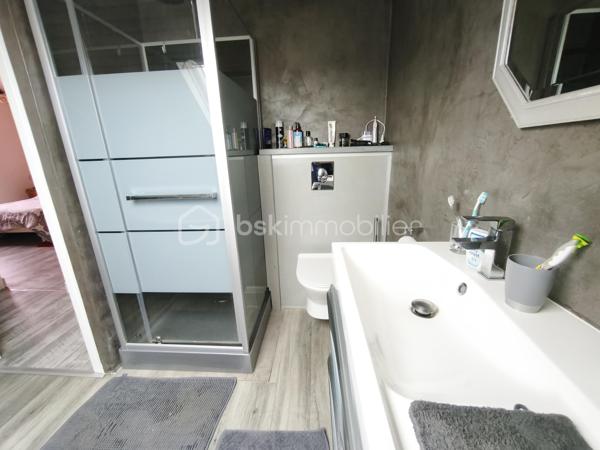 Description
MAISON INDIVIDUELLE - 2 chambres - Plus Studio indépendant . TERRAIN 480 M²
BSK IMMOBILIER Mr COULONGEAT WILLIAM VOUS PROPOSE EN EXCLUSIVITE

Dans un secteur résidentiel recherché de Champs-sur-Marne, découvrez cette maison individuelle édifiée sur un magnifique terrain arboré de 477 m², offrant un cadre de vie paisible et verdoyant.
Dès l'entrée, vous serez séduits par ses beaux volumes et son fort potentiel.
Le rez-de-jardin comprend une vaste entrée avec de nombreux rangements, Un Beau Studio indépendant avec sa salle d'eau privative et WC, une buanderie ainsi qu'un garage de 25 m².
À l'étage principal, baigné de lumière, vous profiterez d'un agréable double séjour traversant de plus de 23 m² avec possibilité de créer une terrasse. Une cuisine indépendante  aménagée et équipée , un toilette .
A l'étage supérieur  L'espace nuit se compose de deux grandes chambres  ainsi qu'une salle de bains et douche , et toilette
À l'extérieur, le jardin arboré offre un véritable écrin de verdure à l'abri des regards. Une dépendance un espace de stockage selon vos besoins.
Les +++ : Maison individuelle, Maison saine et entretenue.
Fort potentiel d'aménagement.
Une belle opportunité pour les familles à la recherche d'espace, de verdure et d'un cadre de vie privilégié à proximité des commodités et des bords de Marne.
A moins de 10 min à pied du centre villes avec tous les commerces, 10 min à pied des bords de marne et proximité des écoles.
Transport bus direct gare Noisy champs 10 minutes
Taxes Foncières 1361
Vidéo sur demande
