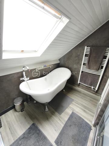 Description
MAISON INDIVIDUELLE - 2 chambres - Plus Studio indépendant . TERRAIN 480 M²
BSK IMMOBILIER Mr COULONGEAT WILLIAM VOUS PROPOSE EN EXCLUSIVITE

Dans un secteur résidentiel recherché de Champs-sur-Marne, découvrez cette maison individuelle édifiée sur un magnifique terrain arboré de 477 m², offrant un cadre de vie paisible et verdoyant.
Dès l'entrée, vous serez séduits par ses beaux volumes et son fort potentiel.
Le rez-de-jardin comprend une vaste entrée avec de nombreux rangements, Un Beau Studio indépendant avec sa salle d'eau privative et WC, une buanderie ainsi qu'un garage de 25 m².
À l'étage principal, baigné de lumière, vous profiterez d'un agréable double séjour traversant de plus de 23 m² avec possibilité de créer une terrasse. Une cuisine indépendante  aménagée et équipée , un toilette .
A l'étage supérieur  L'espace nuit se compose de deux grandes chambres  ainsi qu'une salle de bains et douche , et toilette
À l'extérieur, le jardin arboré offre un véritable écrin de verdure à l'abri des regards. Une dépendance un espace de stockage selon vos besoins.
Les +++ : Maison individuelle, Maison saine et entretenue.
Fort potentiel d'aménagement.
Une belle opportunité pour les familles à la recherche d'espace, de verdure et d'un cadre de vie privilégié à proximité des commodités et des bords de Marne.
A moins de 10 min à pied du centre villes avec tous les commerces, 10 min à pied des bords de marne et proximité des écoles.
Transport bus direct gare Noisy champs 10 minutes
Taxes Foncières 1361
Vidéo sur demande