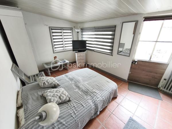 Description
MAISON INDIVIDUELLE - 2 chambres - Plus Studio indépendant . TERRAIN 480 M²
BSK IMMOBILIER Mr COULONGEAT WILLIAM VOUS PROPOSE EN EXCLUSIVITE

Dans un secteur résidentiel recherché de Champs-sur-Marne, découvrez cette maison individuelle édifiée sur un magnifique terrain arboré de 477 m², offrant un cadre de vie paisible et verdoyant.
Dès l'entrée, vous serez séduits par ses beaux volumes et son fort potentiel.
Le rez-de-jardin comprend une vaste entrée avec de nombreux rangements, Un Beau Studio indépendant avec sa salle d'eau privative et WC, une buanderie ainsi qu'un garage de 25 m².
À l'étage principal, baigné de lumière, vous profiterez d'un agréable double séjour traversant de plus de 23 m² avec possibilité de créer une terrasse. Une cuisine indépendante  aménagée et équipée , un toilette .
A l'étage supérieur  L'espace nuit se compose de deux grandes chambres  ainsi qu'une salle de bains et douche , et toilette
À l'extérieur, le jardin arboré offre un véritable écrin de verdure à l'abri des regards. Une dépendance un espace de stockage selon vos besoins.
Les +++ : Maison individuelle, Maison saine et entretenue.
Fort potentiel d'aménagement.
Une belle opportunité pour les familles à la recherche d'espace, de verdure et d'un cadre de vie privilégié à proximité des commodités et des bords de Marne.
A moins de 10 min à pied du centre villes avec tous les commerces, 10 min à pied des bords de marne et proximité des écoles.
Transport bus direct gare Noisy champs 10 minutes
Taxes Foncières 1361
Vidéo sur demande