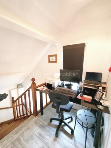 Description
MAISON INDIVIDUELLE - 2 chambres - Plus Studio indépendant . TERRAIN 480 M²
BSK IMMOBILIER Mr COULONGEAT WILLIAM VOUS PROPOSE EN EXCLUSIVITE

Dans un secteur résidentiel recherché de Champs-sur-Marne, découvrez cette maison individuelle édifiée sur un magnifique terrain arboré de 477 m², offrant un cadre de vie paisible et verdoyant.
Dès l'entrée, vous serez séduits par ses beaux volumes et son fort potentiel.
Le rez-de-jardin comprend une vaste entrée avec de nombreux rangements, Un Beau Studio indépendant avec sa salle d'eau privative et WC, une buanderie ainsi qu'un garage de 25 m².
À l'étage principal, baigné de lumière, vous profiterez d'un agréable double séjour traversant de plus de 23 m² avec possibilité de créer une terrasse. Une cuisine indépendante  aménagée et équipée , un toilette .
A l'étage supérieur  L'espace nuit se compose de deux grandes chambres  ainsi qu'une salle de bains et douche , et toilette
À l'extérieur, le jardin arboré offre un véritable écrin de verdure à l'abri des regards. Une dépendance un espace de stockage selon vos besoins.
Les +++ : Maison individuelle, Maison saine et entretenue.
Fort potentiel d'aménagement.
Une belle opportunité pour les familles à la recherche d'espace, de verdure et d'un cadre de vie privilégié à proximité des commodités et des bords de Marne.
A moins de 10 min à pied du centre villes avec tous les commerces, 10 min à pied des bords de marne et proximité des écoles.
Transport bus direct gare Noisy champs 10 minutes
Taxes Foncières 1361
Vidéo sur demande