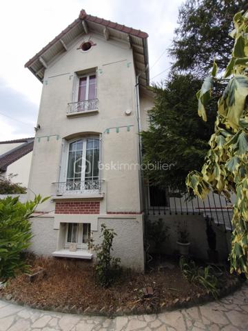 Description
MAISON INDIVIDUELLE - 2 chambres - Plus Studio indépendant . TERRAIN 480 M²
BSK IMMOBILIER Mr COULONGEAT WILLIAM VOUS PROPOSE EN EXCLUSIVITE

Dans un secteur résidentiel recherché de Champs-sur-Marne, découvrez cette maison individuelle édifiée sur un magnifique terrain arboré de 477 m², offrant un cadre de vie paisible et verdoyant.
Dès l'entrée, vous serez séduits par ses beaux volumes et son fort potentiel.
Le rez-de-jardin comprend une vaste entrée avec de nombreux rangements, Un Beau Studio indépendant avec sa salle d'eau privative et WC, une buanderie ainsi qu'un garage de 25 m².
À l'étage principal, baigné de lumière, vous profiterez d'un agréable double séjour traversant de plus de 23 m² avec possibilité de créer une terrasse. Une cuisine indépendante  aménagée et équipée , un toilette .
A l'étage supérieur  L'espace nuit se compose de deux grandes chambres  ainsi qu'une salle de bains et douche , et toilette
À l'extérieur, le jardin arboré offre un véritable écrin de verdure à l'abri des regards. Une dépendance un espace de stockage selon vos besoins.
Les +++ : Maison individuelle, Maison saine et entretenue.
Fort potentiel d'aménagement.
Une belle opportunité pour les familles à la recherche d'espace, de verdure et d'un cadre de vie privilégié à proximité des commodités et des bords de Marne.
A moins de 10 min à pied du centre villes avec tous les commerces, 10 min à pied des bords de marne et proximité des écoles.
Transport bus direct gare Noisy champs 10 minutes
Taxes Foncières 1361
Vidéo sur demande