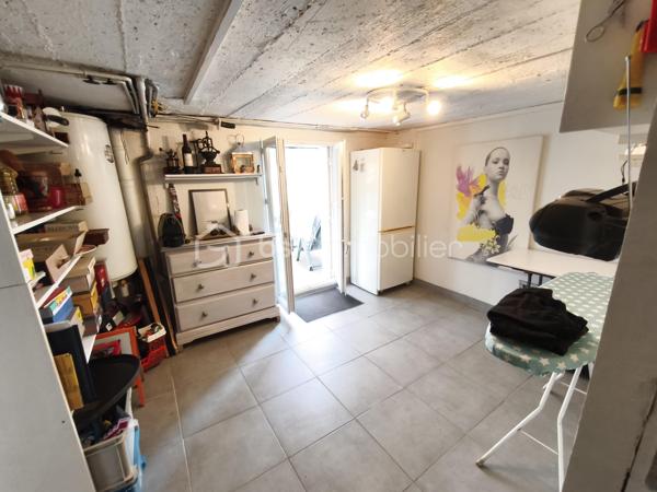 Description
MAISON INDIVIDUELLE - 2 chambres - Plus Studio indépendant . TERRAIN 480 M²
BSK IMMOBILIER Mr COULONGEAT WILLIAM VOUS PROPOSE EN EXCLUSIVITE

Dans un secteur résidentiel recherché de Champs-sur-Marne, découvrez cette maison individuelle édifiée sur un magnifique terrain arboré de 477 m², offrant un cadre de vie paisible et verdoyant.
Dès l'entrée, vous serez séduits par ses beaux volumes et son fort potentiel.
Le rez-de-jardin comprend une vaste entrée avec de nombreux rangements, Un Beau Studio indépendant avec sa salle d'eau privative et WC, une buanderie ainsi qu'un garage de 25 m².
À l'étage principal, baigné de lumière, vous profiterez d'un agréable double séjour traversant de plus de 23 m² avec possibilité de créer une terrasse. Une cuisine indépendante  aménagée et équipée , un toilette .
A l'étage supérieur  L'espace nuit se compose de deux grandes chambres  ainsi qu'une salle de bains et douche , et toilette
À l'extérieur, le jardin arboré offre un véritable écrin de verdure à l'abri des regards. Une dépendance un espace de stockage selon vos besoins.
Les +++ : Maison individuelle, Maison saine et entretenue.
Fort potentiel d'aménagement.
Une belle opportunité pour les familles à la recherche d'espace, de verdure et d'un cadre de vie privilégié à proximité des commodités et des bords de Marne.
A moins de 10 min à pied du centre villes avec tous les commerces, 10 min à pied des bords de marne et proximité des écoles.
Transport bus direct gare Noisy champs 10 minutes
Taxes Foncières 1361
Vidéo sur demande