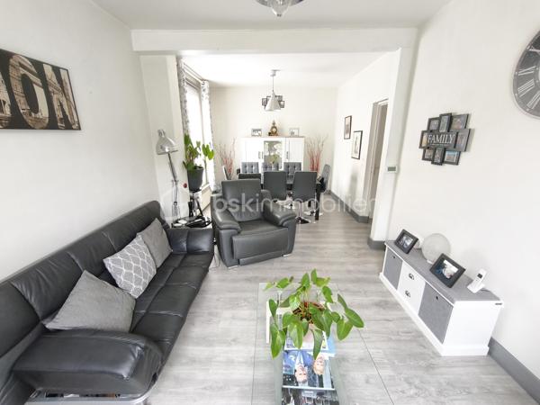 Description
MAISON INDIVIDUELLE - 2 chambres - Plus Studio indépendant . TERRAIN 480 M²
BSK IMMOBILIER Mr COULONGEAT WILLIAM VOUS PROPOSE EN EXCLUSIVITE

Dans un secteur résidentiel recherché de Champs-sur-Marne, découvrez cette maison individuelle édifiée sur un magnifique terrain arboré de 477 m², offrant un cadre de vie paisible et verdoyant.
Dès l'entrée, vous serez séduits par ses beaux volumes et son fort potentiel.
Le rez-de-jardin comprend une vaste entrée avec de nombreux rangements, Un Beau Studio indépendant avec sa salle d'eau privative et WC, une buanderie ainsi qu'un garage de 25 m².
À l'étage principal, baigné de lumière, vous profiterez d'un agréable double séjour traversant de plus de 23 m² avec possibilité de créer une terrasse. Une cuisine indépendante  aménagée et équipée , un toilette .
A l'étage supérieur  L'espace nuit se compose de deux grandes chambres  ainsi qu'une salle de bains et douche , et toilette
À l'extérieur, le jardin arboré offre un véritable écrin de verdure à l'abri des regards. Une dépendance un espace de stockage selon vos besoins.
Les +++ : Maison individuelle, Maison saine et entretenue.
Fort potentiel d'aménagement.
Une belle opportunité pour les familles à la recherche d'espace, de verdure et d'un cadre de vie privilégié à proximité des commodités et des bords de Marne.
A moins de 10 min à pied du centre villes avec tous les commerces, 10 min à pied des bords de marne et proximité des écoles.
Transport bus direct gare Noisy champs 10 minutes
Taxes Foncières 1361
Vidéo sur demande